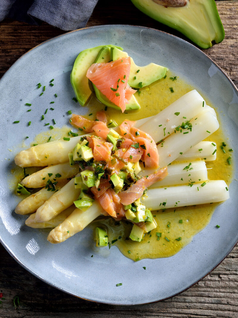Spargel mit Avocado und Lachs