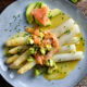 Spargel mit Avocado und Lachs