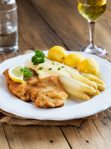 Gericht mit Spargel und Schnitzel