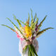 Frau mit Gladiolenstrauß im Arm