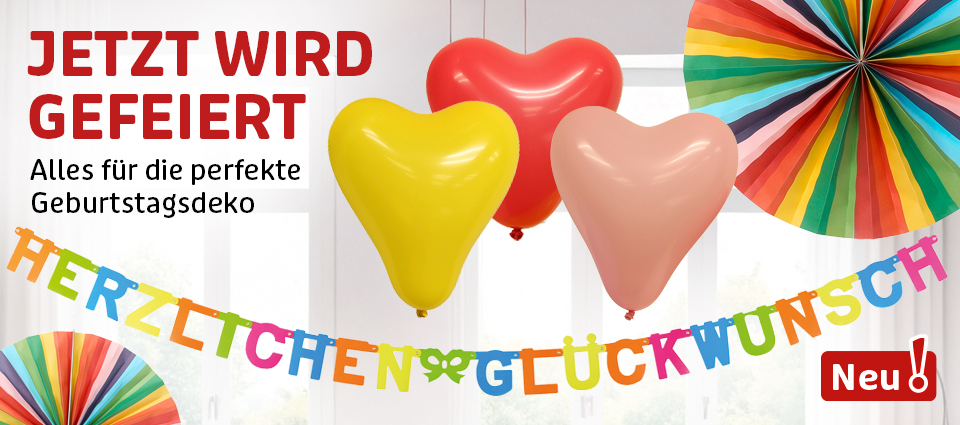 Mit Geburtstagsdeko geschmückter Raum
