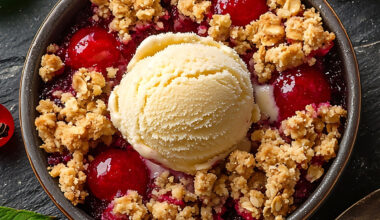 Rote-Grütze-Crumble mit 1 Kugel Vanilleeis