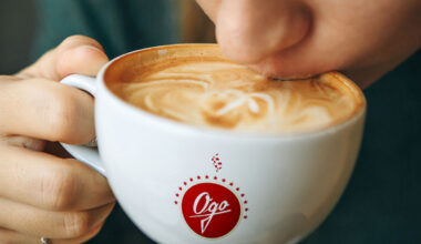 Frau genießt einen Schluck Ogo-Kaffee