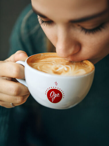 Frau genießt einen Schluck Ogo-Kaffee