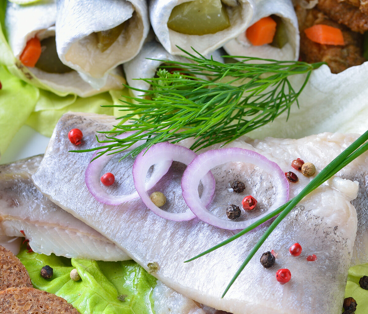 Matjes, Rollmops, Brat-Hering angerichtet auf Teller
