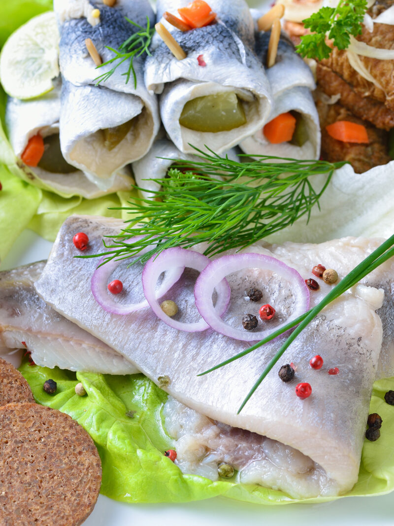 Matjes, Rollmops, Brat-Hering angerichtet auf Teller