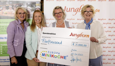 Jungborn überreicht Scheck an Europa Miniköche