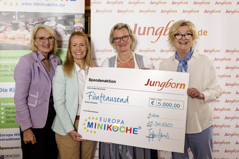 Jungborn überreicht Scheck an Europa Miniköche
