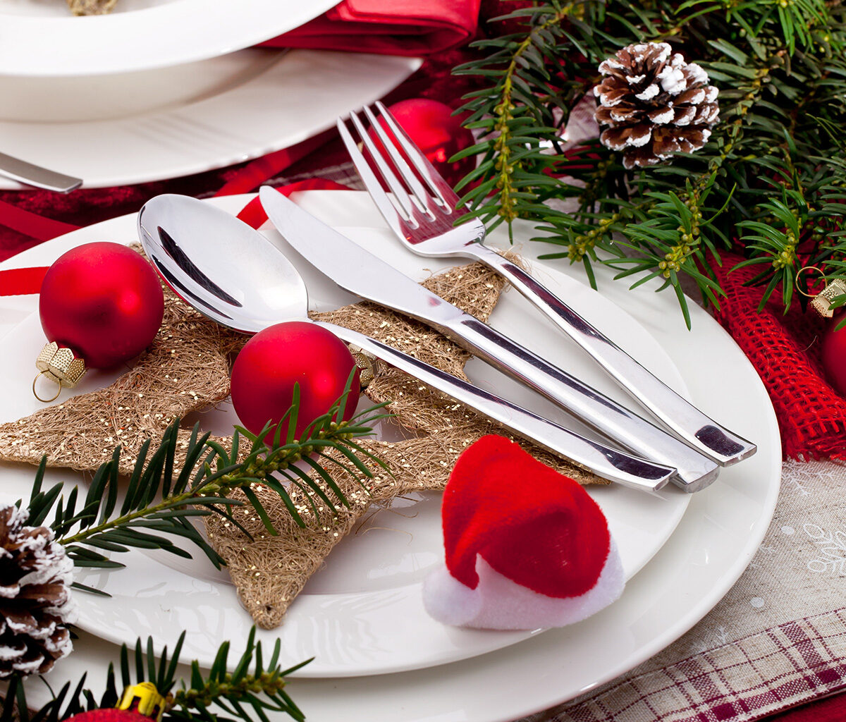 weihnachtlich gedeckter Tisch mit Deko