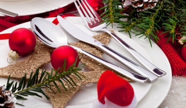 weihnachtlich gedeckter Tisch mit Deko