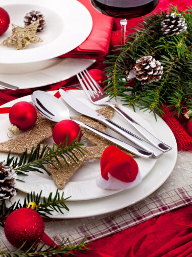 weihnachtlich gedeckter Tisch mit Deko