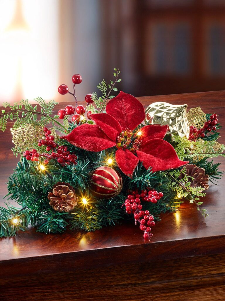 Gesteck mit Samtblüte auf Holzkommode