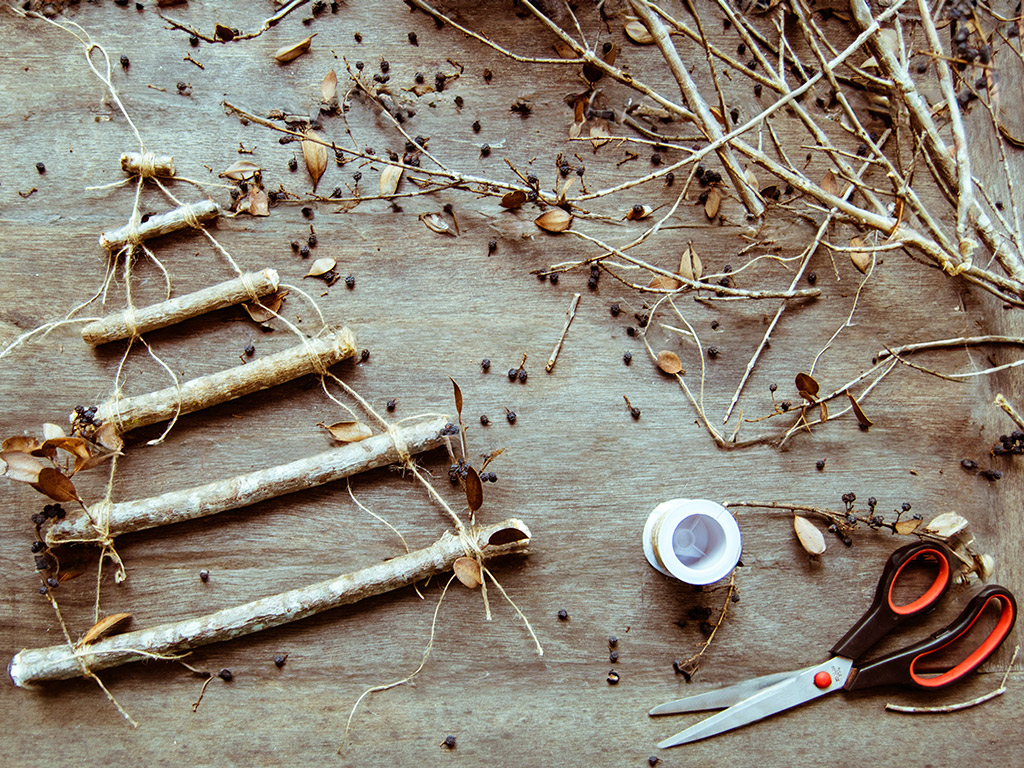 Baum gebastelt mit Utensilien