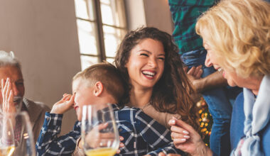 Familie zu Weihnachten beim Weihnachtsessen