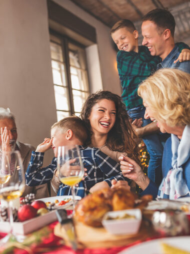 Familie zu Weihnachten beim Weihnachtsessen