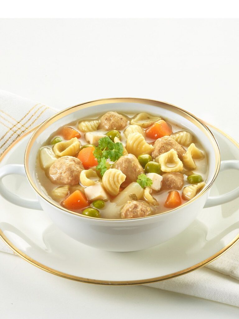 Suppe in der Terrine angerichtet