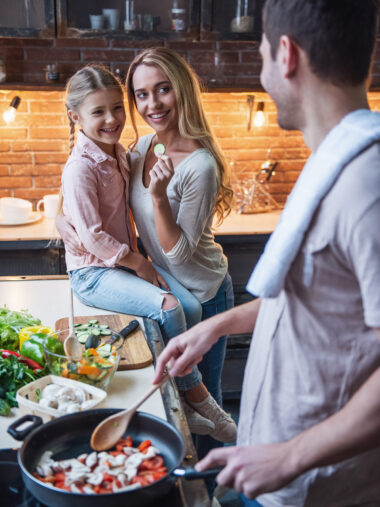 Junge Familie beim Kochen