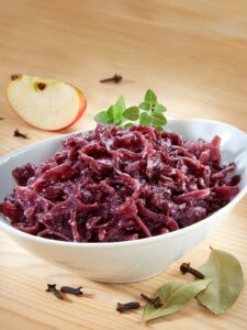 Rotkohl angerichtet in einer Schüssel auf dem Tisch