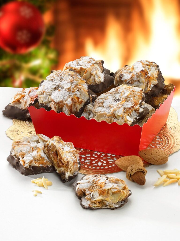 Stollengebäck in der Schachtel auf dem Tisch