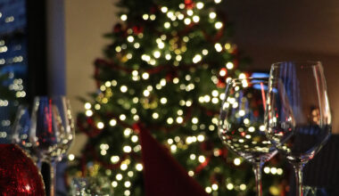 Festtafel vor leuchtendem Weihnachtsbaum