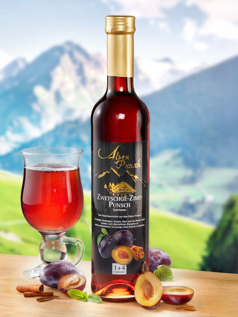 Zwetschgen-Zimt-Punsch-Flasche vor Tiroler Bergen