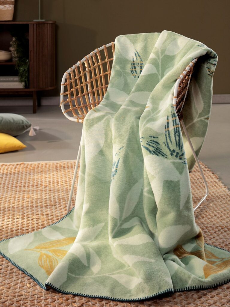 Kuscheldecke auf Stuhl