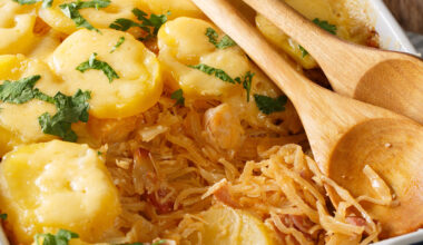 Kasserole mit Sauerkrautauflauf und Holzlöffel