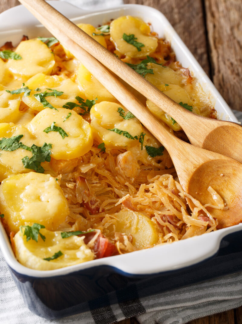 Kasserole mit Sauerkrautauflauf und Holzlöffel