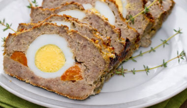 Teller mit Hackbraten, gefüllt mit Ei und Möhre