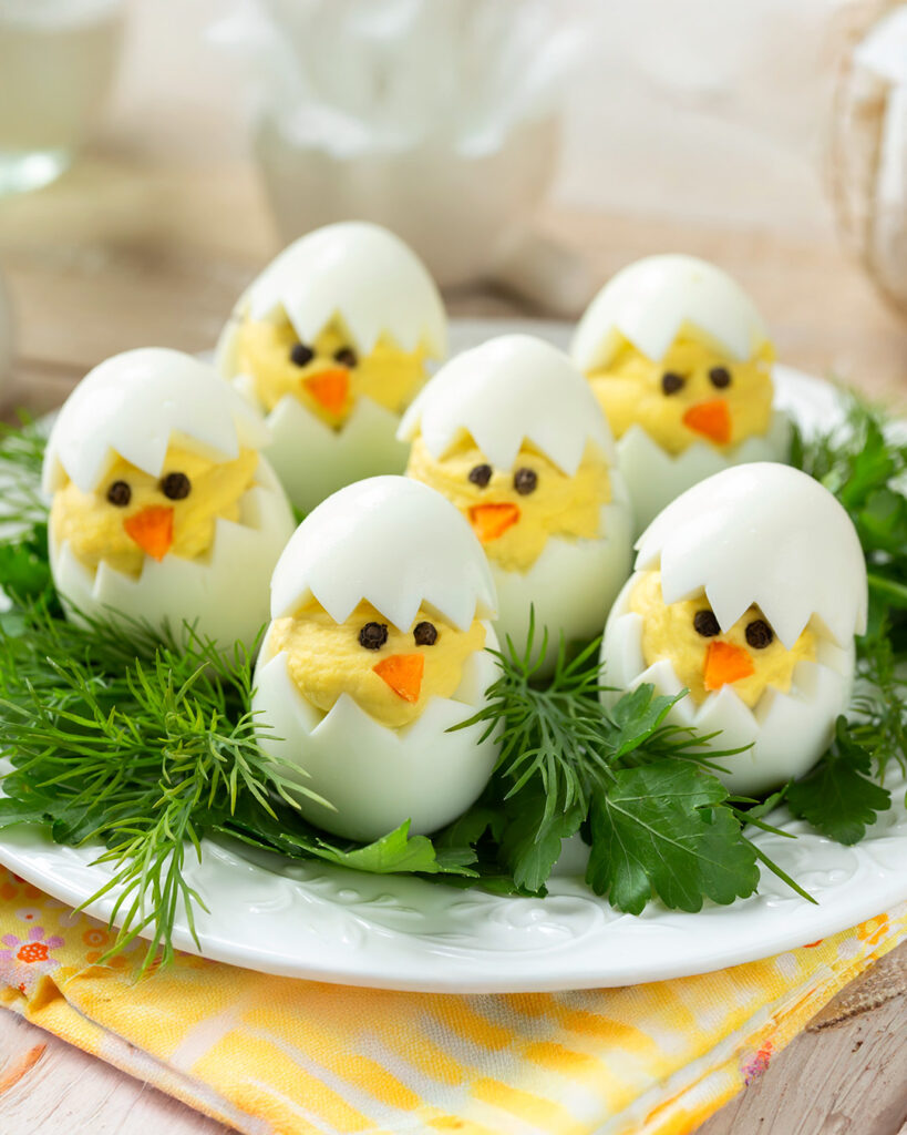 Gekochte Eier gefüllt mit Eigelb, Senf, Frischkäse etc.