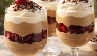 3 Dessert-Gläser mit Kirsch-Kaffeee-Creme