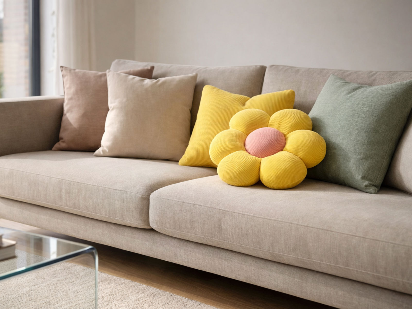 Gelbes Blütenkissen im Kombi-Look auf dem Sofa