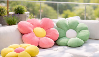 Kissen richtig dekoriert auf Sofa, draußen auf Balkon