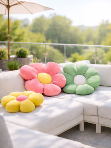 Kissen richtig dekoriert auf Sofa, draußen auf Balkon