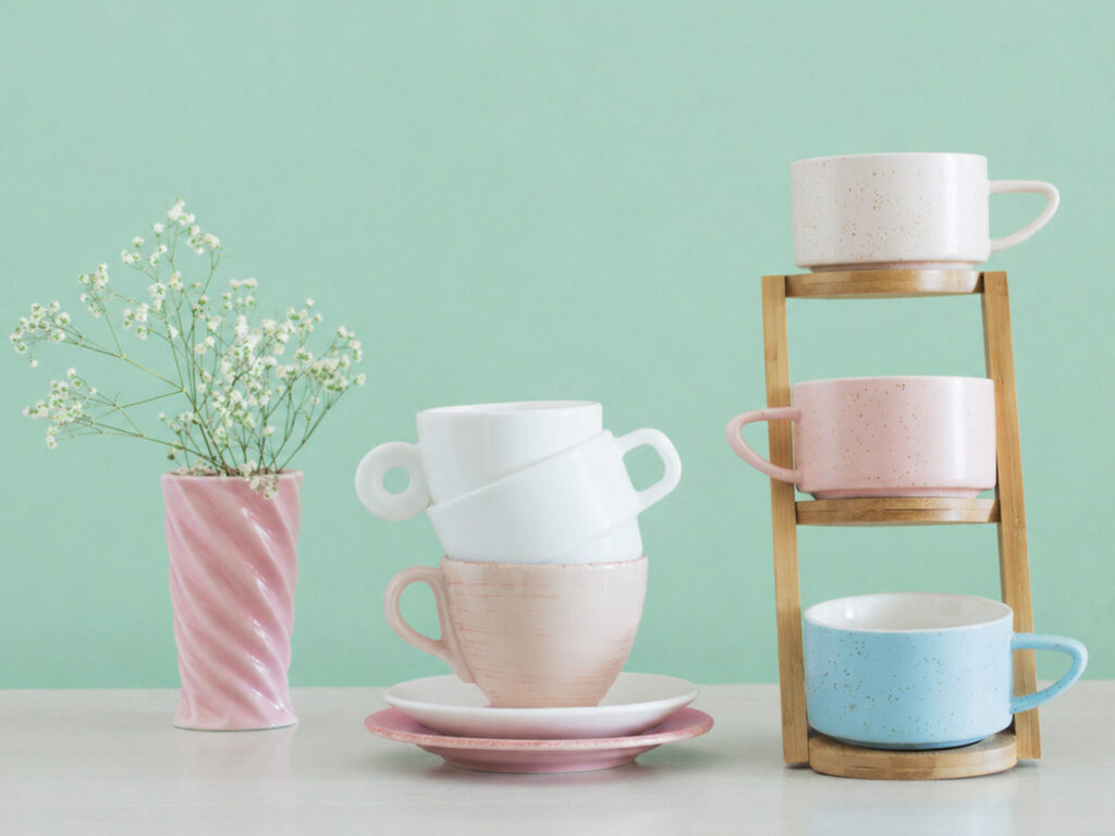 Geschirr und Vase in Pastell