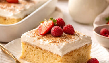 Tres-leches-Kuchen auf einem Teller