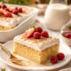 Tres-leches-Kuchen auf einem Teller
