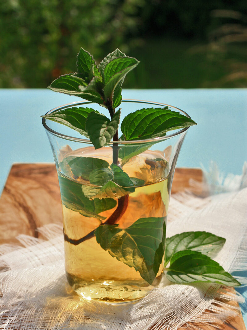 Pfefferminze im Glas als Tee