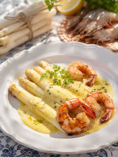 Spargel mit Garnelen und Aioli als Tellergericht