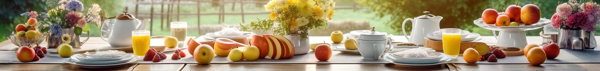 Gedeckter Frühstückstisch draußen im grünen