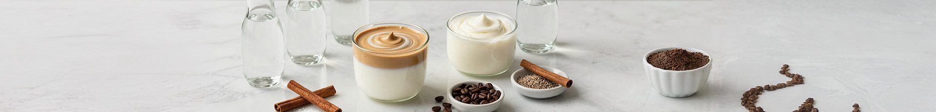 Dalgona-Kaffee auf eine Marmortheke