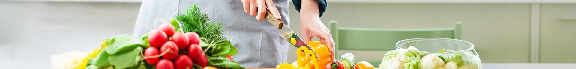 Gemüse wird geschnitten, darunter Paprika, Radieschen, Tomaten und Salat