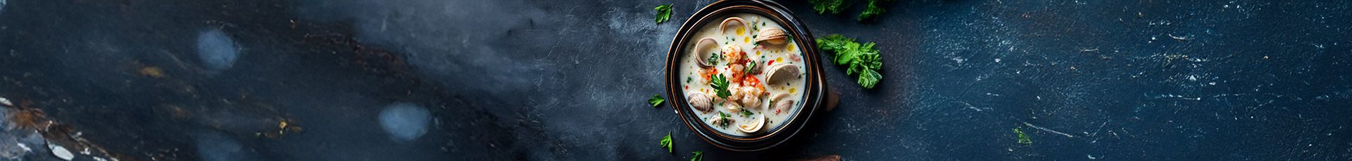 Meeresfrüchte serviert in einer Schüssel mit frischen Kräutern