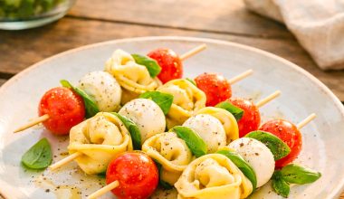 Tortellini-Spieße mit Tomate und Mozzarella