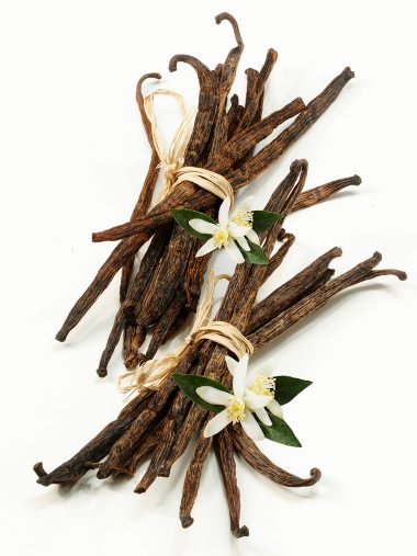 Vanillestangen und Vanilleblüten