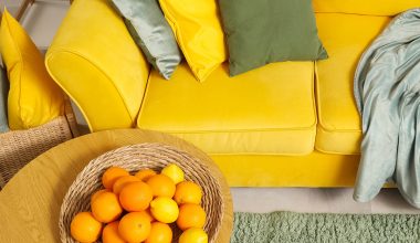 Eine Wohnecke mit Sofa und Beistellstisch im gelb-grünen Farbschema der Zitrone
