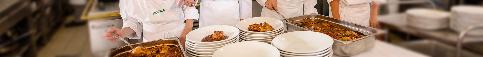 Die Mini-Köche machen Teller zum Servieren fertig