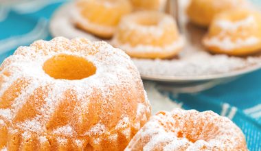 Gugelhupf-Kuchen in verschiedenen Größen auf Tisch