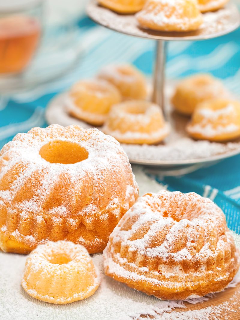 Gugelhupf-Kuchen in verschiedenen Größen auf Tisch