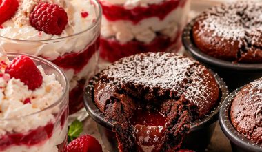 Schokoladiger Lava-Kuchen und Himbeer-Baiser-Dessert auf einem Tablett fein angerichtet